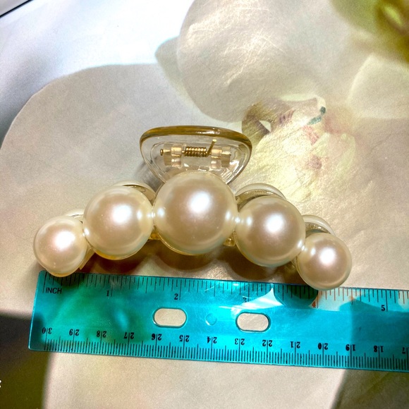 Big Pearl Acrylic Hair Claw Clip - Picture 5 of 5